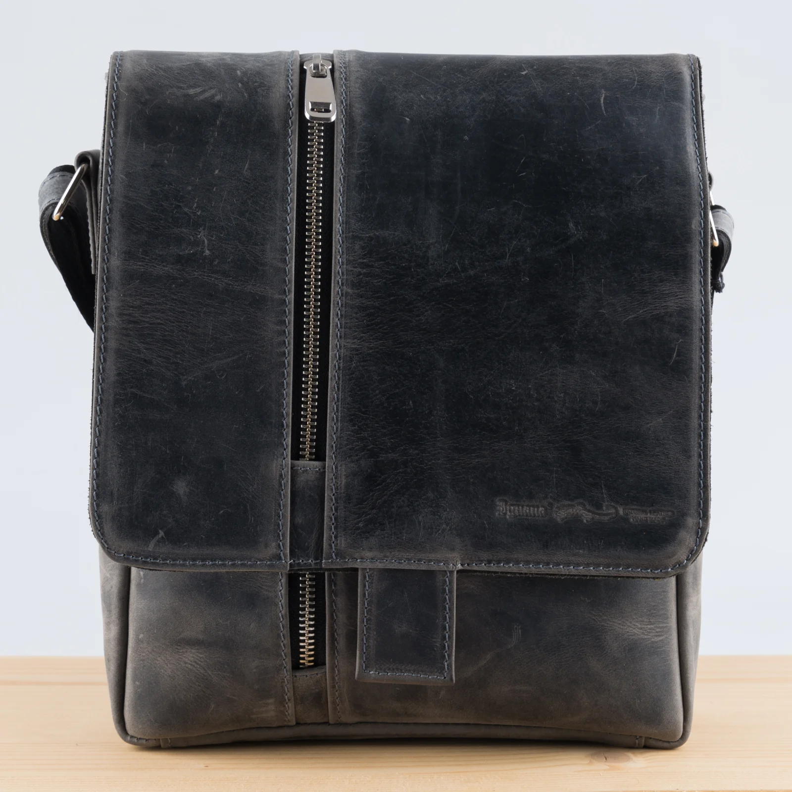 Kožna tašna IV1 siva (brušena koža) (3) Kozna-Tasna-Iv1-Siva-Brusena-Koza